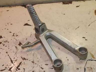 Подножка (упор) пассажира левая В сборе с кронштейном, Suzuki, SV 650, 2005, 0, 0