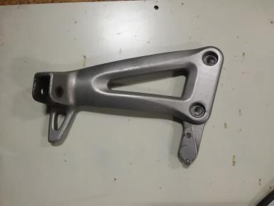 Кронштейн подножки пассажира левый, Suzuki, 0, 1