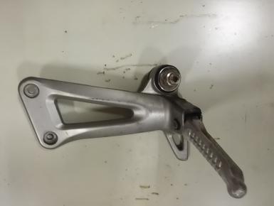 Кронштейн подножки пассажира правый, Suzuki, 0, 1