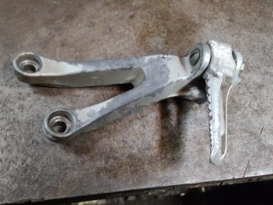 Кронштейн подножки пассажира правый, Yamaha, YZF R6, 1999, 0, 0