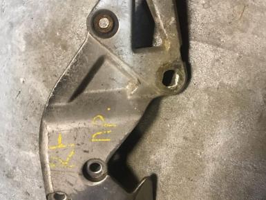 Кронштейн подножки пассажира правый, Suzuki, 1996, 0, 0