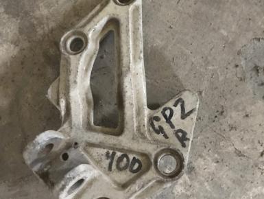 Кронштейн подножки водителя правый, Kawasaki, GPZ 400, 1996, 0, 0