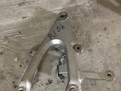 Кронштейн подножки водителя правый, Yamaha, YZF R1, 2006
