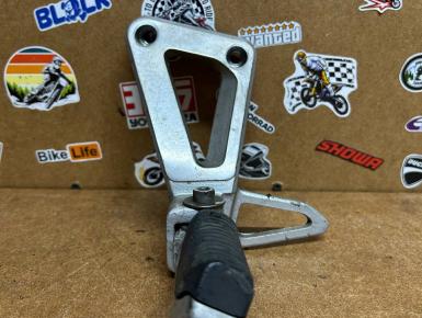 Кронштейн подножки пассажира левый, Suzuki, GSF 1200 Bandit, 1996, 0, 0