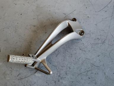 Подножка (упор) пассажира левая В сборе с кронштейном, Yamaha, FZ 1, 2006