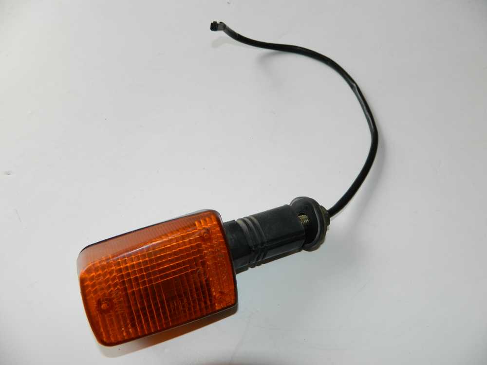 Поворотник suzuki boulevard m109r. Поворотники сузуки. Поворотники для мотоцикла сузуки cv400s. Поворотник suzuki rf 400. Поворотники сузуки.