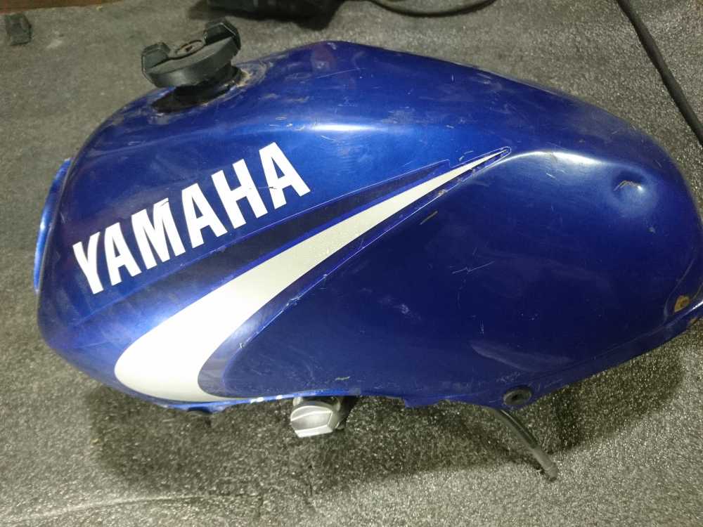 Топливные баки ямаха. Yamaha YBR 125 2005. Топливный бак Ямаха 50 кубов. Бак топливный Yamaha ybr125 (черный) "KOMATCU". Топливный бак на Yamaha YBR 125 2013 года.